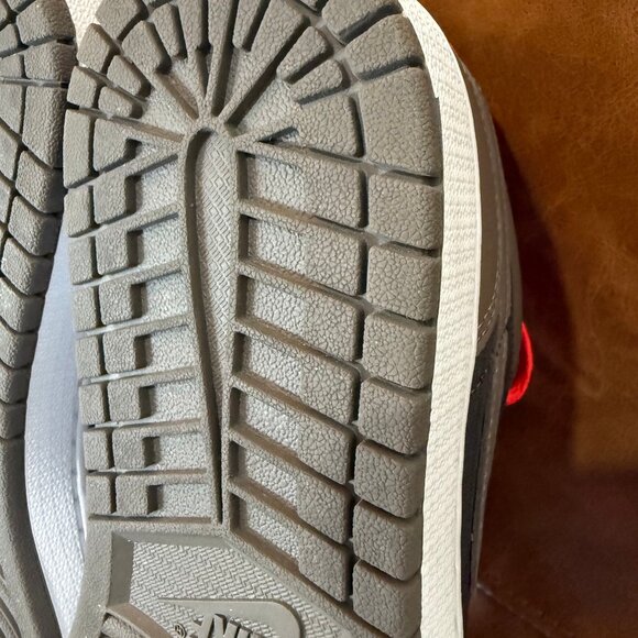 Womens Air Jordan 1 low SE Newsprint Olive Grey - Picture 8 of 8